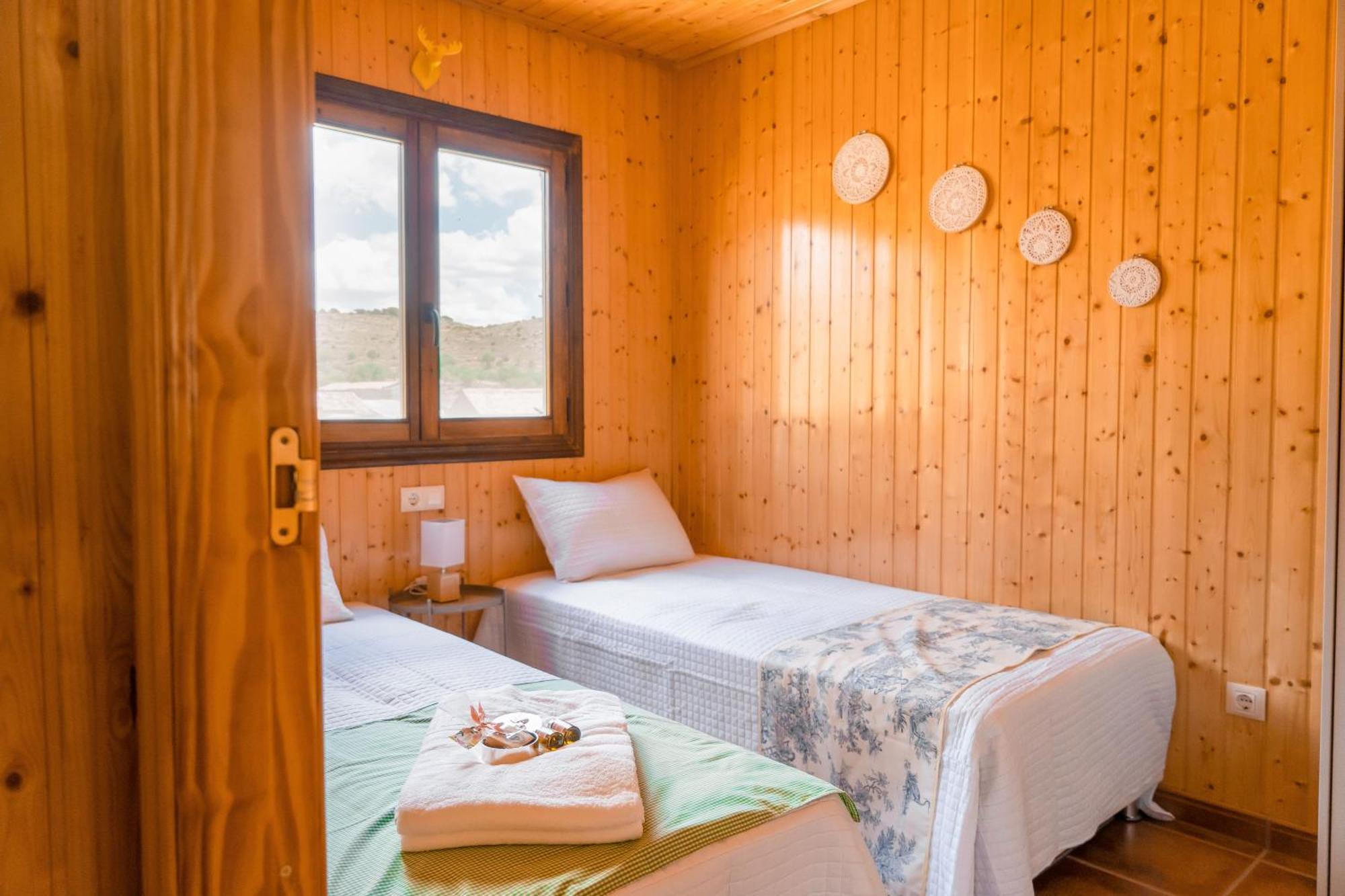 Aldea Los Odres - Cabanas De Madera De 1ª Con Piscina Privada Y Bbq En La Puerta Moratalla  Room photo